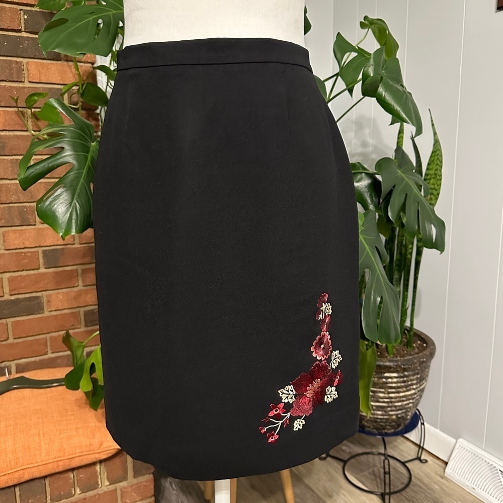 🛍️ petite Sophisticate embroidered mini skirt Side 6